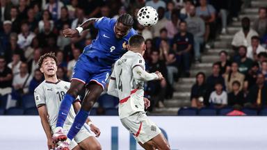 Frankreichs Marcus Thuram im Kopfballduell mit Victor Palsson um den Ball