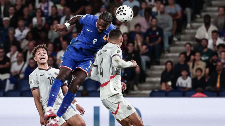 Frankreichs Marcus Thuram im Kopfballduell mit Victor Palsson um den Ball