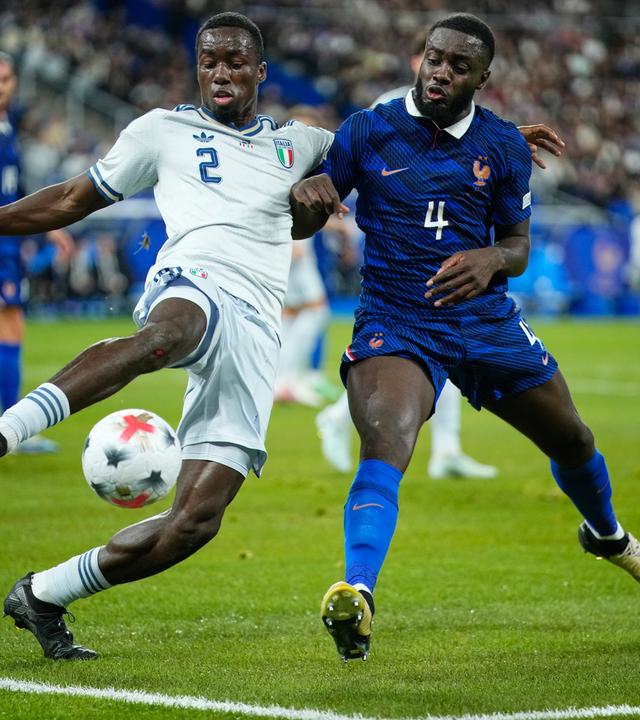 Im Duell: Frankreichs Dayot Upamecano und Italiens Michael Kayode (l.).