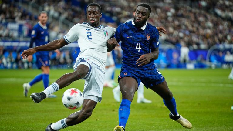 Im Duell: Frankreichs Dayot Upamecano und Italiens Michael Kayode (l.).