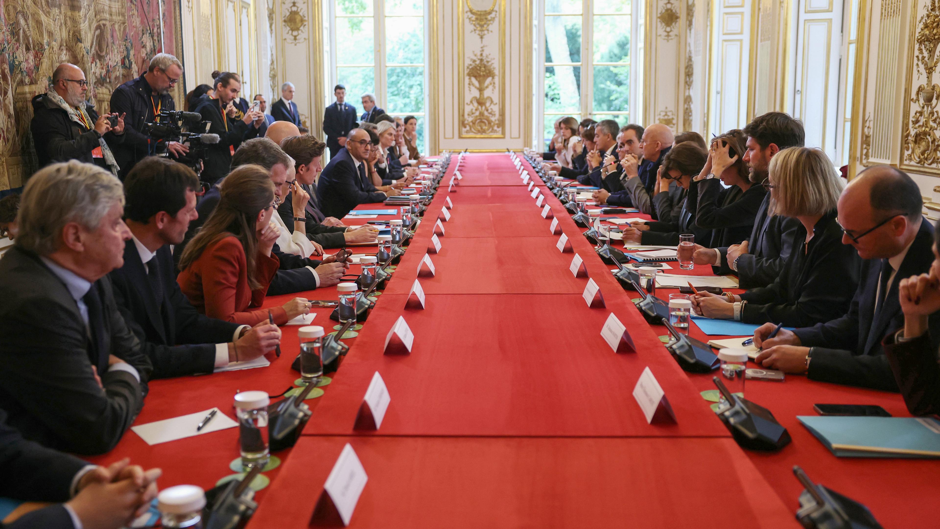 Premierminister Sébastien Lecornu und Mitglieder seines neu ernannten Kabinetts nehmen am 13.10.2025 an einer Sitzung im Hotel Matignon in Paris teil.