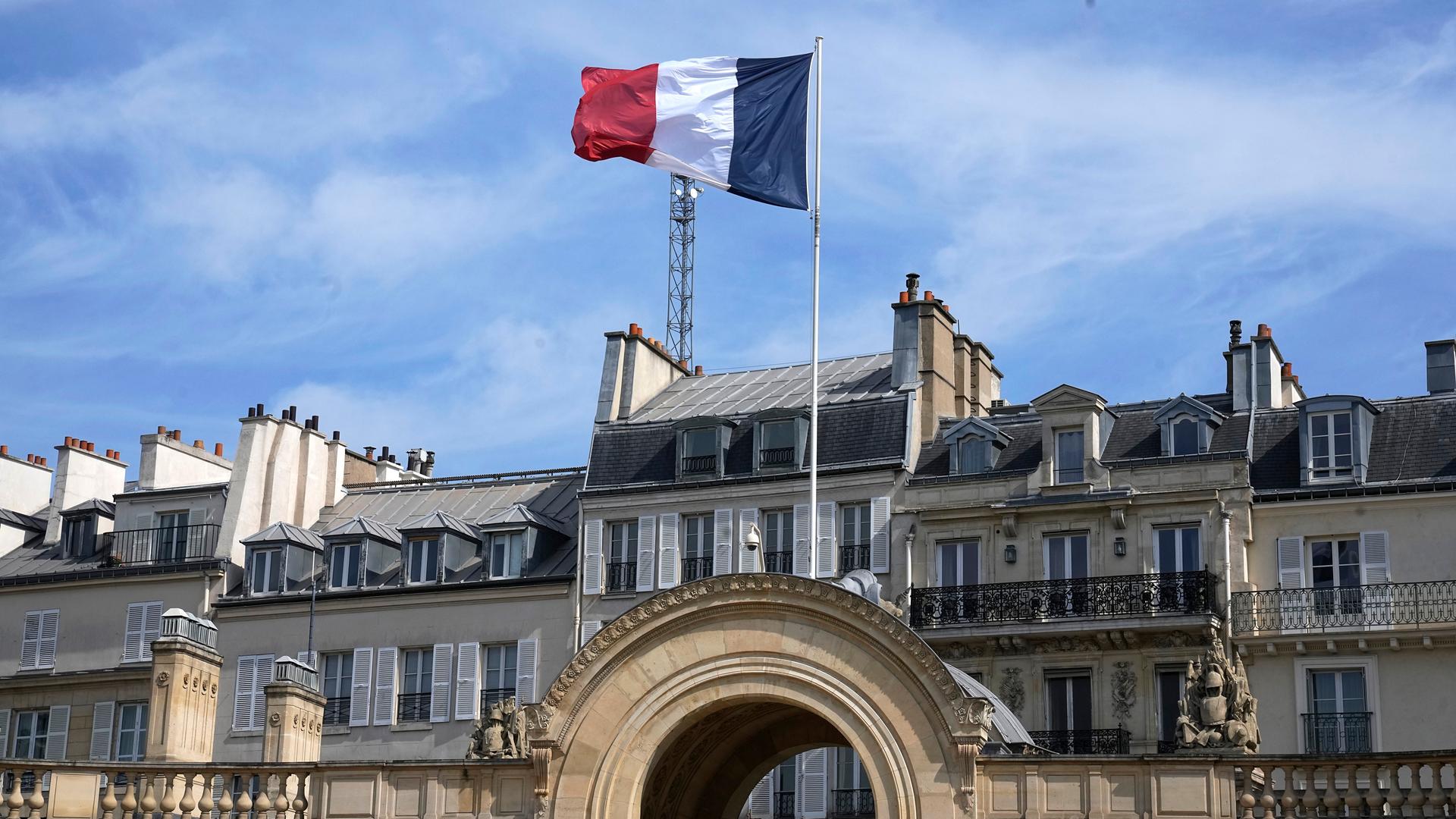 Französische Flagge weht vor dem Elysee-Palast