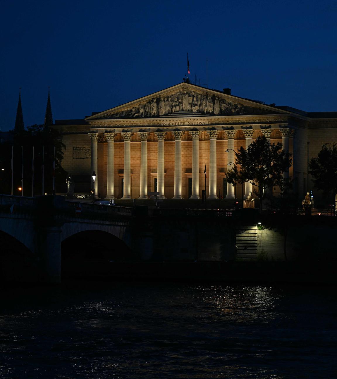 Das Gebäude der französischen Nationalversammlung in der Morgendämmerung