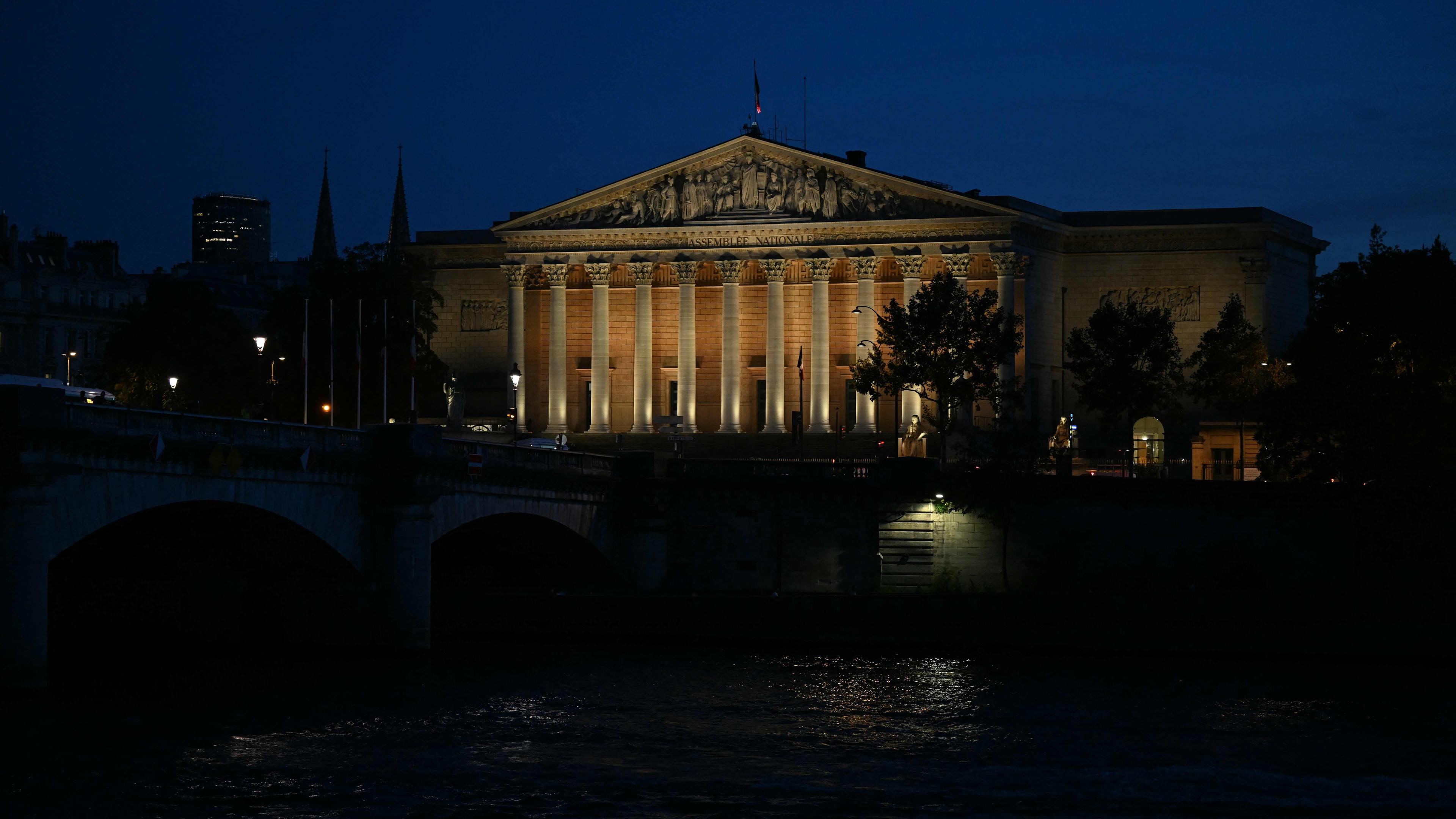 Das Gebäude der französischen Nationalversammlung in der Morgendämmerung