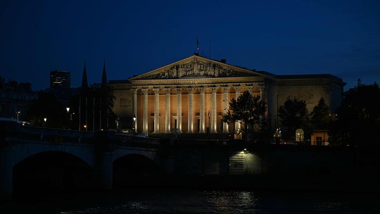 Das Gebäude der französischen Nationalversammlung in der Morgendämmerung
