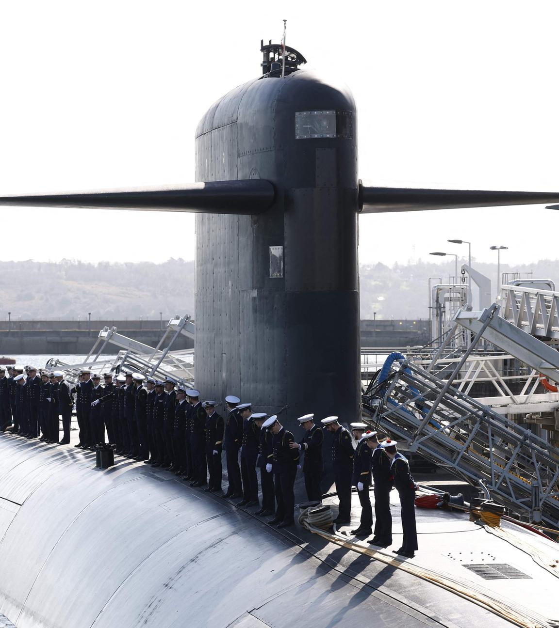 Angehörige der französischen Marine stehen auf dem Oberdeck eines U-Boots vor dem Besuch des französischen Präsidenten auf dem Atom-U-Boot-Stützpunkt Île Longue in Crozon, Nordwestfrankreich.