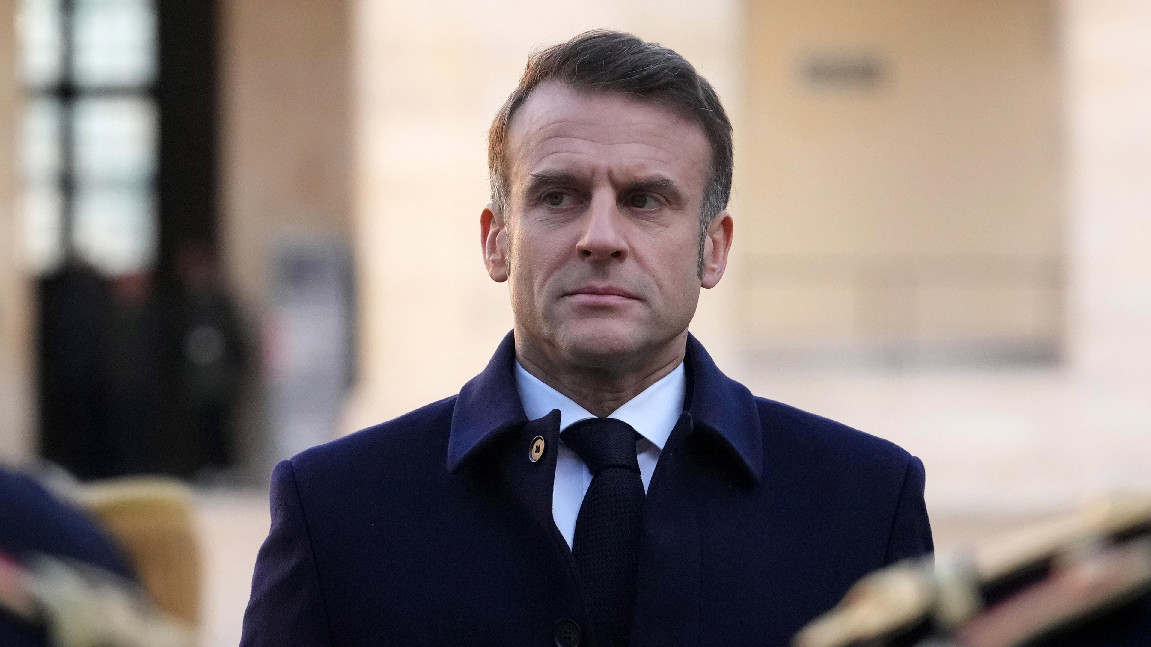 Der französische Präsident Emmanuel Macron guckt missmütig.