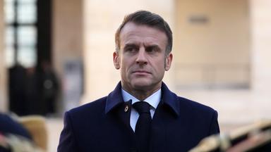 Der französische Präsident Emmanuel Macron guckt missmütig.