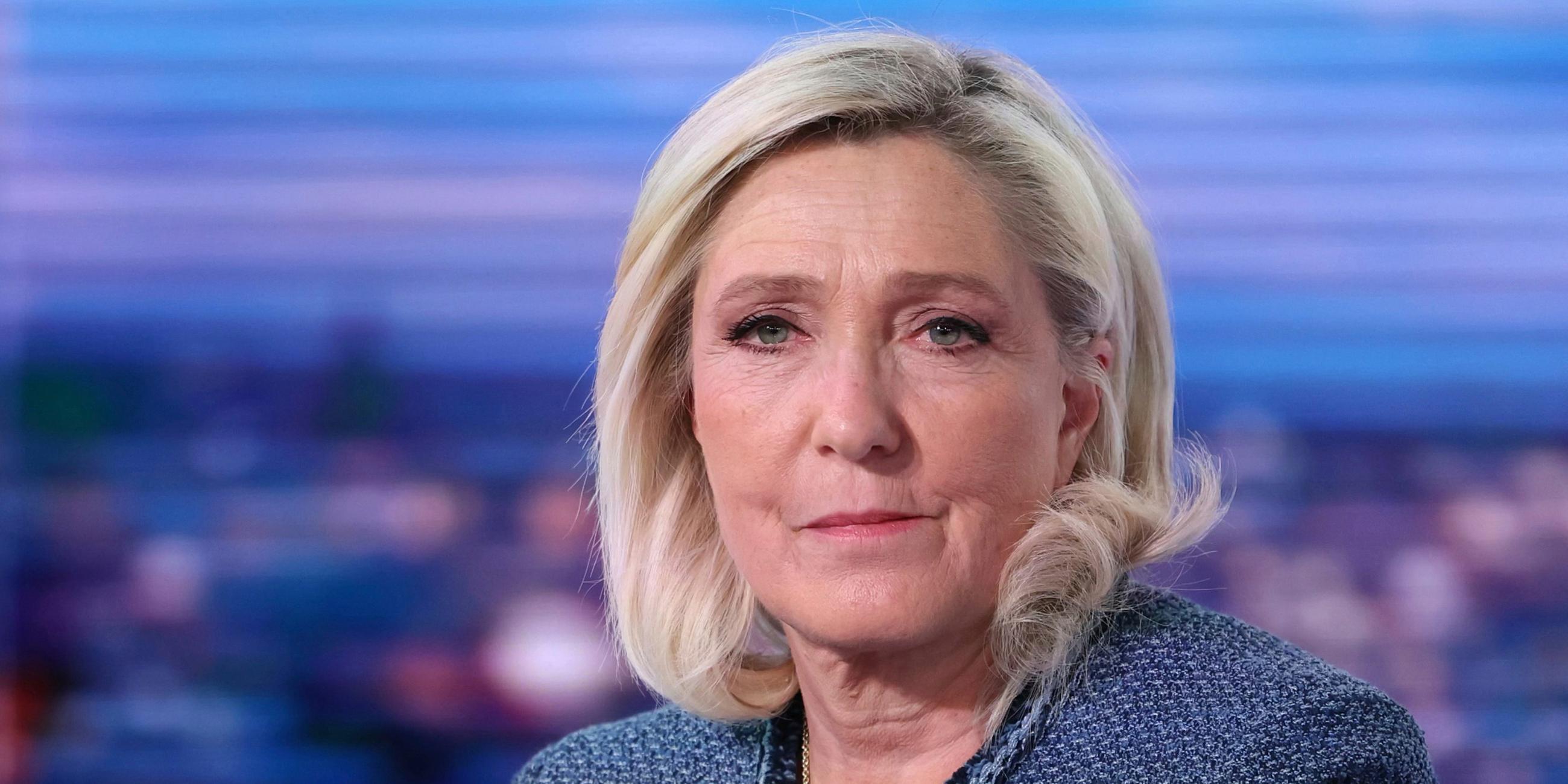 Marine Le Pen, Fraktionsvorsitzenden der französischen rechtsextremen Partei Rassemblement National (RN), sitzt vor einem Interview in dem Studio der Abendnachrichten des französischen Fernsehsenders TF1.