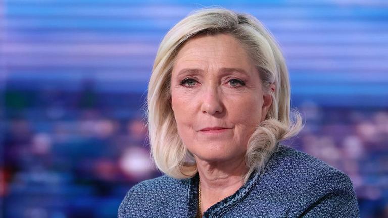 Marine Le Pen, Fraktionsvorsitzenden der französischen rechtsextremen Partei Rassemblement National (RN), sitzt vor einem Interview in dem Studio der Abendnachrichten des französischen Fernsehsenders TF1.