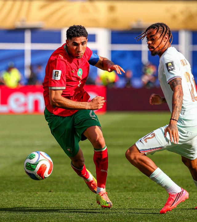 Marokkos Kapitän Achraf Hakimi verfolgt den Ball im WM-Viertelfinale 2026 gegen Frankreich.