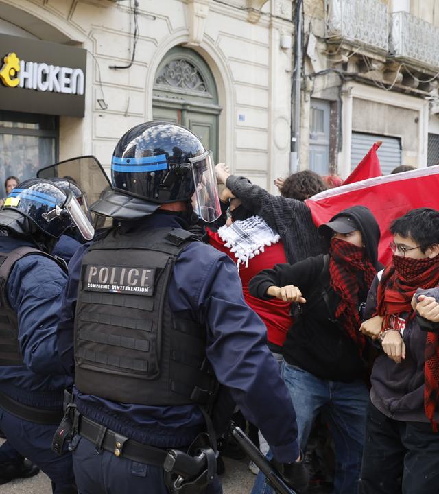 Schüler stehen in Montpellier (Südfrankreich) während eines Protests gegen die Zustände im Bildungssystem Bereitschaftspolizisten gegenüber.