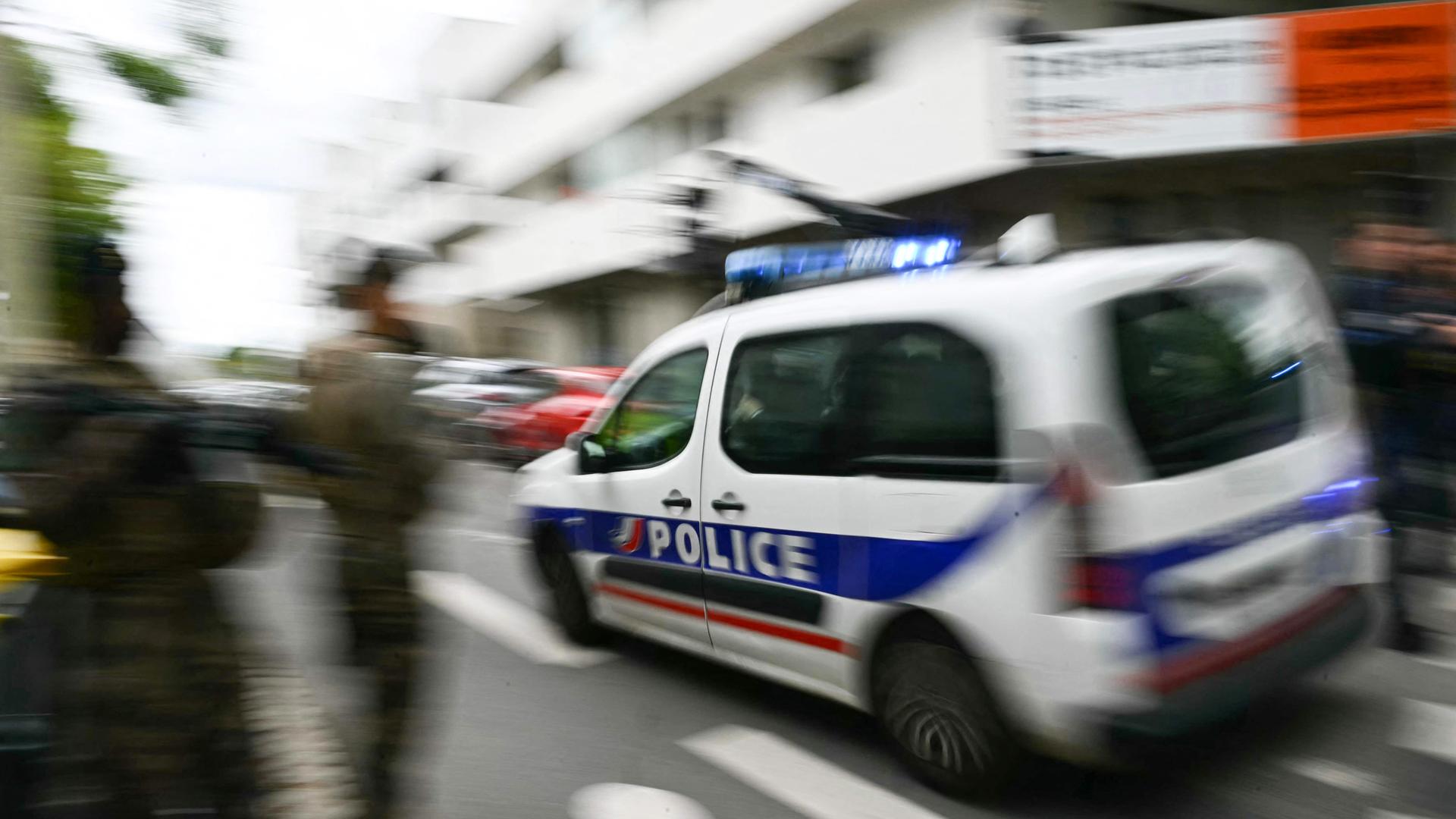 Frankreich, Nantes: Ein Polizeiauto fährt durch Nantes. Um Millionensummen von einem Krpyto-Unternehmer in Paris zu erpressen, haben Kriminelle dessen Vater verschleppt und ihm einen Finger abgetrennt.