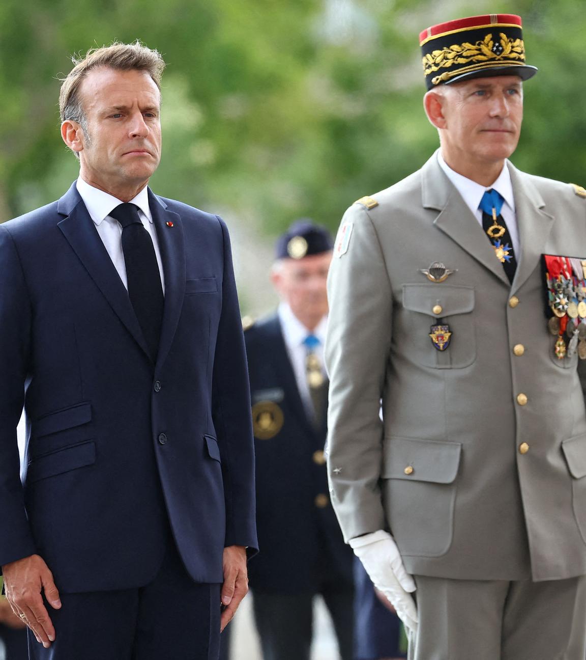 Der französische Präsident Emmanuel Macron und der Militärgouverneur von Paris, Loïc Mizon, nehmen an einer Zeremonie zur Feier des 100. Jahrestages der Vereinigung am Arc de Triomphe teil.