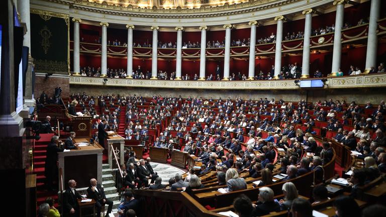 Der französische Premierminister Sébastien Lecornu ist hier während seiner Regierungserklärung vor der Nationalversammlung in Paris abgebildet.