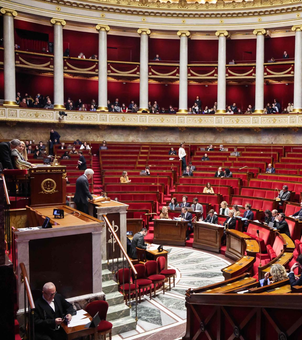 Frankreichs Nationalversammlung. Abgeordnete sitzen auf ihren Plätzen.