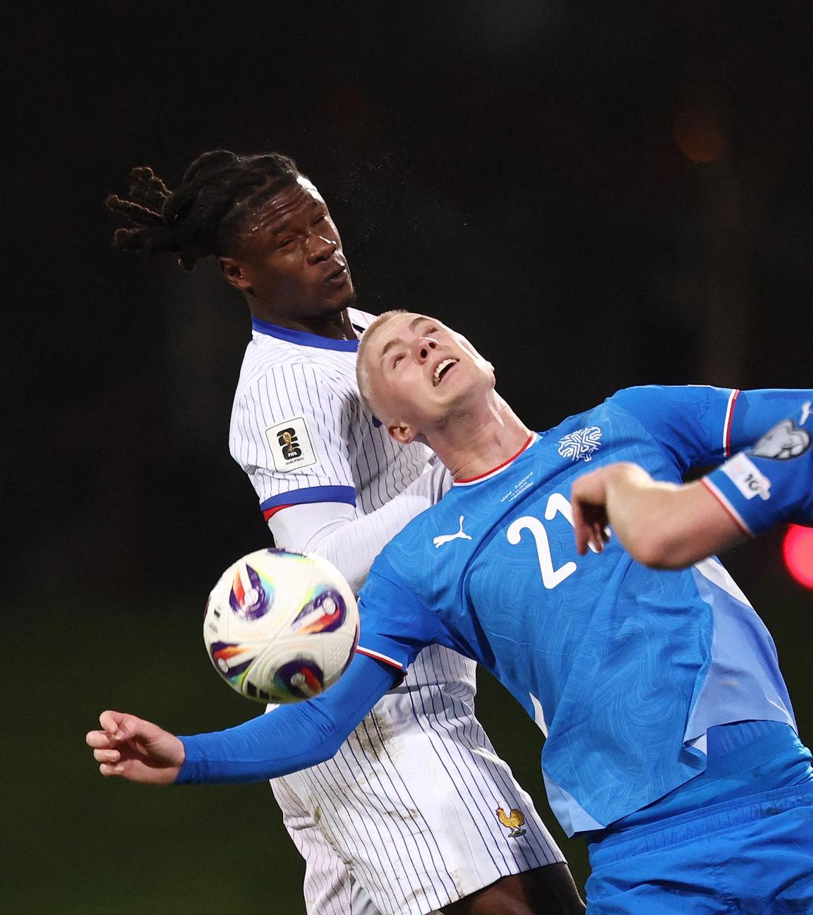 Islands Daniel Gudjohnsen im Duell mit Frankreichs Eduardo Camavinga