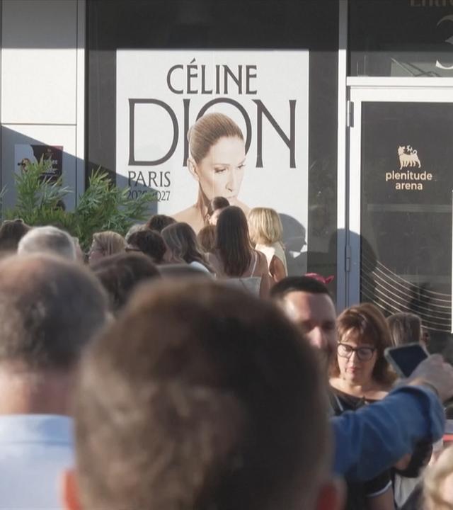 Fans vor der Konzerthalle in Paris, in der Céline Dion ihr Konzert geben wird