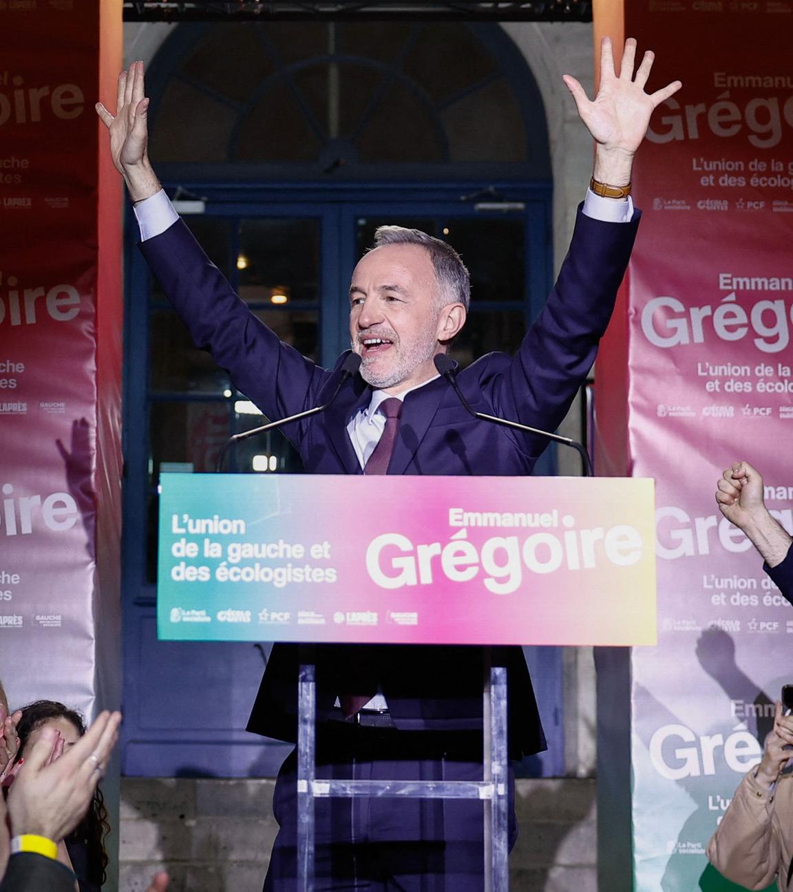 Frankreich, Paris, Kommunalwahlen: Der Abgeordnete der "Socialistes et Apparentés" und Bürgermeisterkandidat von Paris, Emmanuel Grégoire, winkt seinen Unterstützern nach seinem Sieg zu