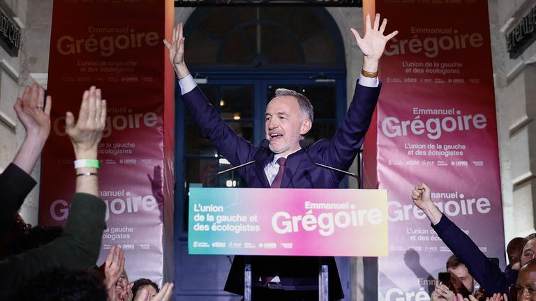 Frankreich, Paris, Kommunalwahlen: Der Abgeordnete der "Socialistes et Apparentés" und Bürgermeisterkandidat von Paris, Emmanuel Grégoire, winkt seinen Unterstützern nach seinem Sieg zu