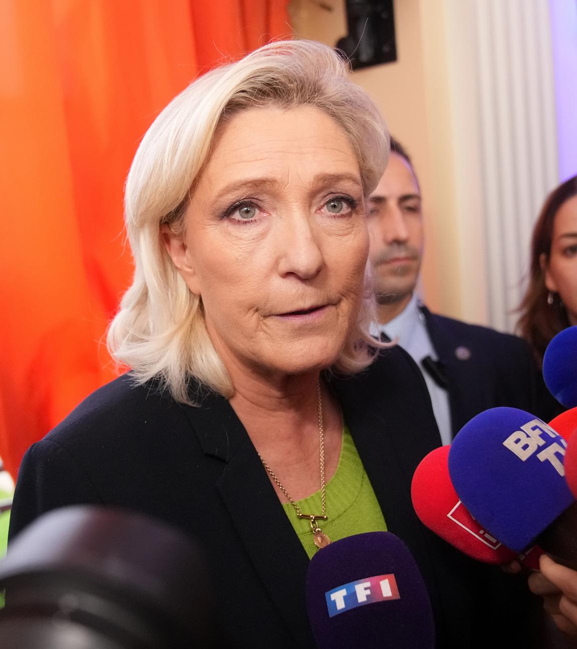 Frankreich, Paris: Die rechtsextreme Politikerin Marine Le Pen spricht mit Journalisten