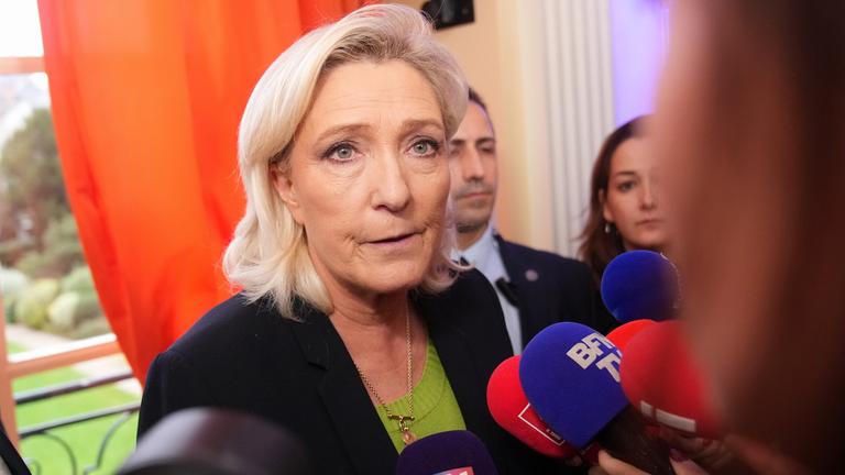 Frankreich, Paris: Die rechtsextreme Politikerin Marine Le Pen spricht mit Journalisten