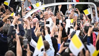 Papst Leo XIV. winkt der Menge aus dem Papamobil zu, während er die Champs-Élysées entlangfährt, um auf der Place de la Concorde im Zentrum von Paris eine feierliche Messe unter freiem Himmel zu zelebrieren.