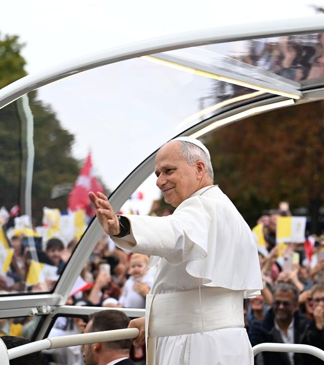 Frankreich, Paris: Papst Leo XIV. winkt der Menschenmenge auf den Champs-Élysées zu.