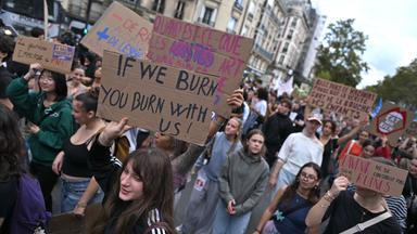 Ein Demonstrant hält ein Plakat mit der Aufschrift „Wenn wir brennen, brennt ihr mit uns“ in die Höhe, während Schüler und Mitglieder französischer Gewerkschaften am 13. Oktober 2026 in Paris (Frankreich) an einem landesweiten Protesttag gegen die Zustände im Bildungswesen teilnehmen.