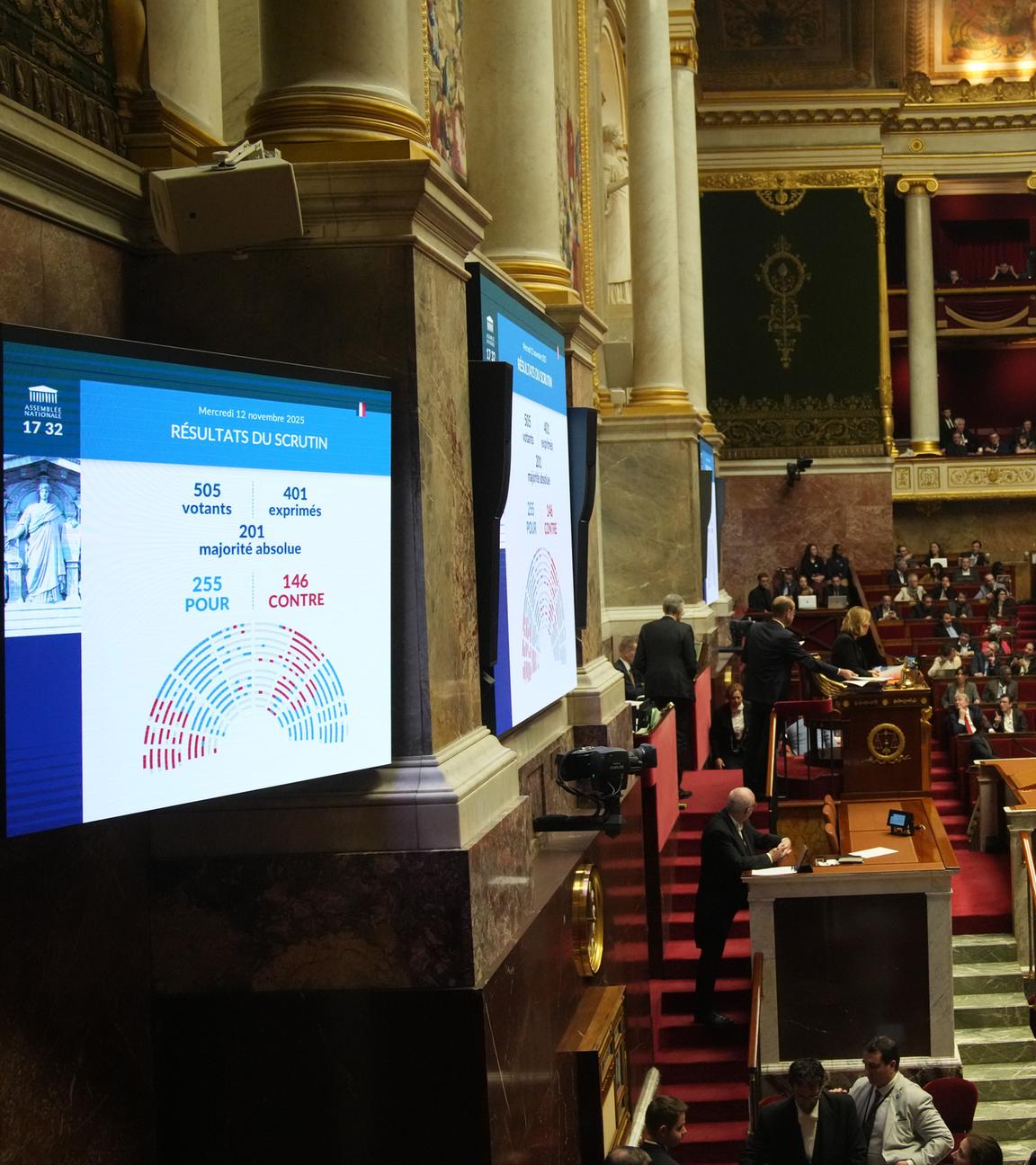 Das französische Parlament stimmt über die Aussetzung der Rentenreform ab.