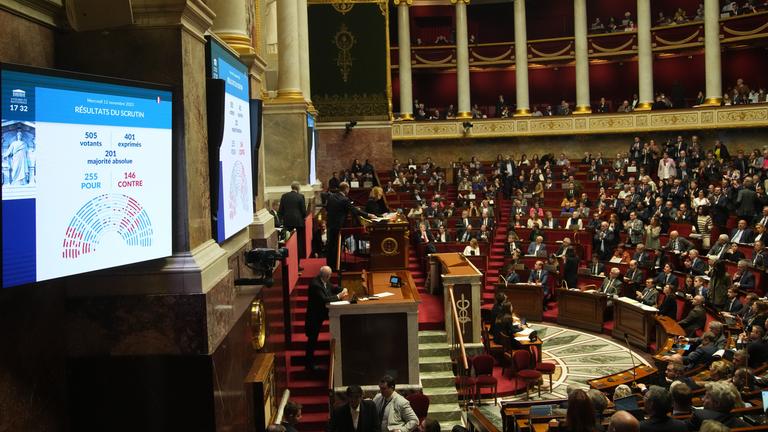 Das französische Parlament stimmt über die Aussetzung der Rentenreform ab.