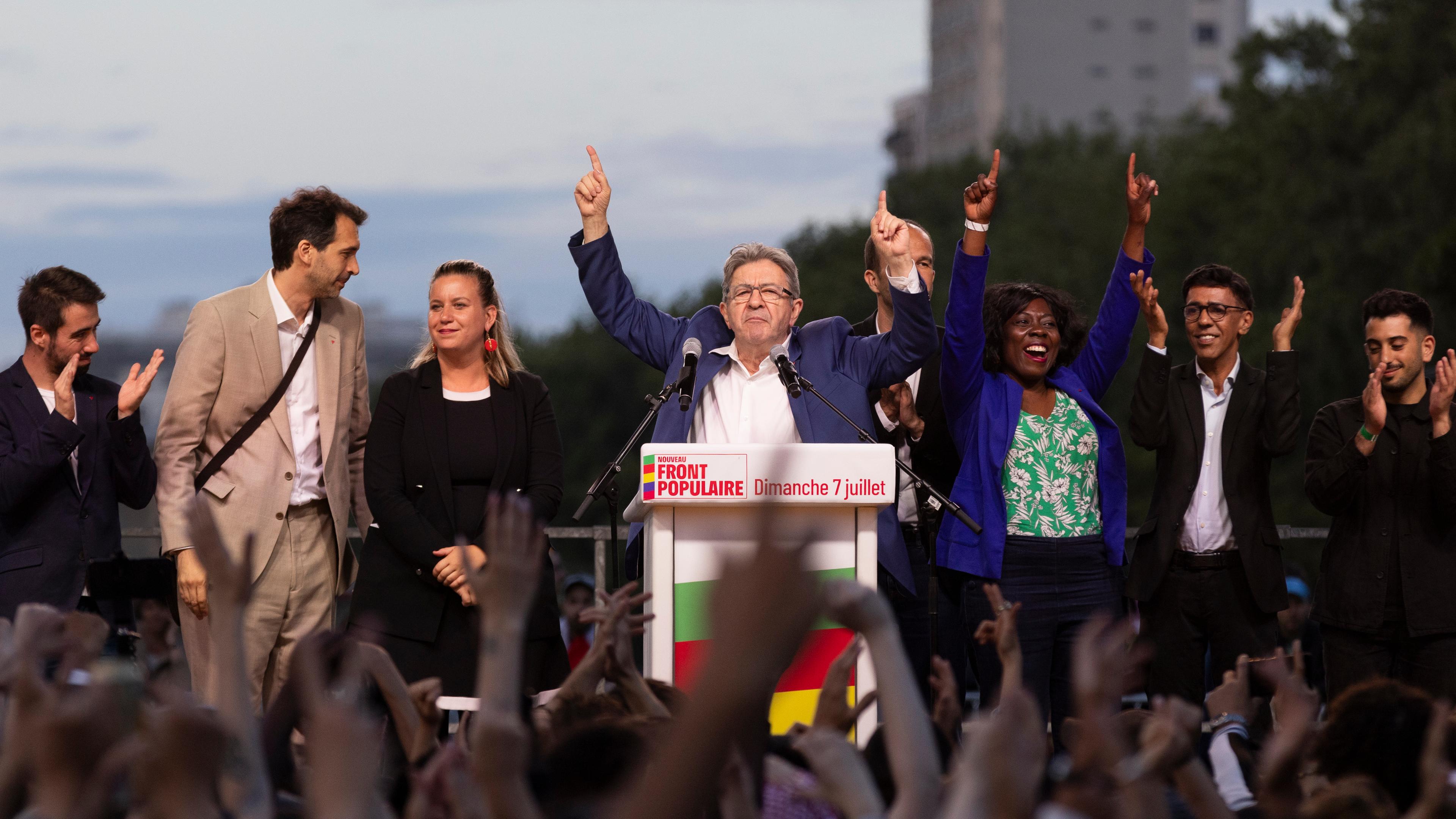LFI-Chef Melenchon feiert mit weiteren Parteimitgliedern den Sieg des Linksbündnisses bei der Wahl in Frankreich.