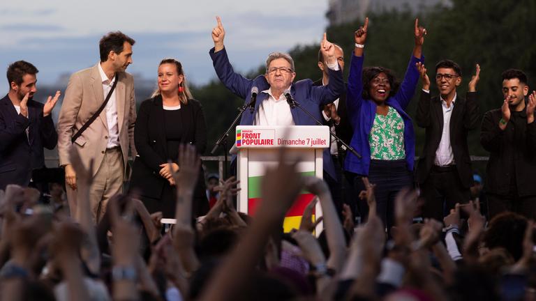 LFI-Chef Melenchon feiert mit weiteren Parteimitgliedern den Sieg des Linksbündnisses bei der Wahl in Frankreich.
