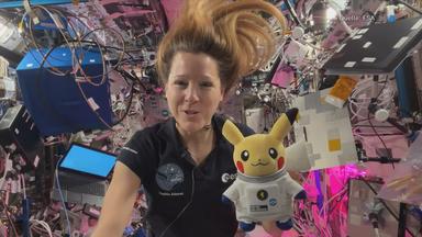 Ein Pikachu-Plüschtier in der ISS mit einer Astronautin