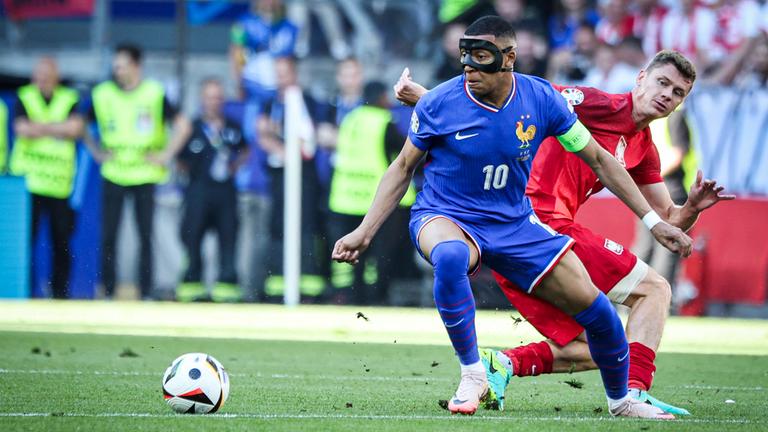 Frankreichs Kylian Mbappé in Aktion beim Spiel gegen Polen am 25.06.2024.