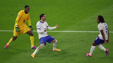 Mike Maignan, Theo Hernandez und Jules Kounde (von links) feiern Frankreichs Sieg im Elfmeterschießen gegen Portugal im EM-Halbfinale am 5. Juli 2024