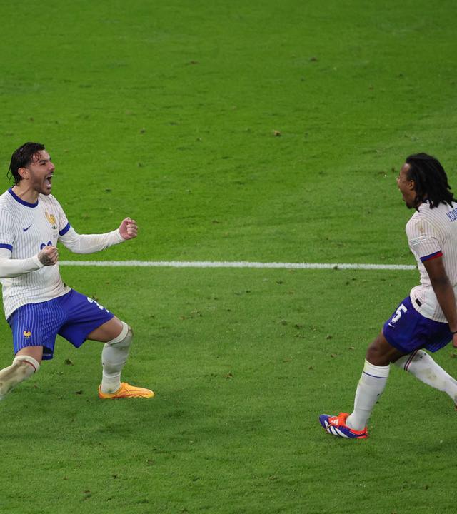 Mike Maignan, Theo Hernandez und Jules Kounde (von links) feiern Frankreichs Sieg im Elfmeterschießen gegen Portugal im EM-Halbfinale am 5. Juli 2024