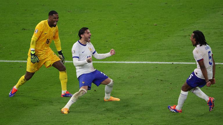 Mike Maignan, Theo Hernandez und Jules Kounde (von links) feiern Frankreichs Sieg im Elfmeterschießen gegen Portugal im EM-Halbfinale am 5. Juli 2024