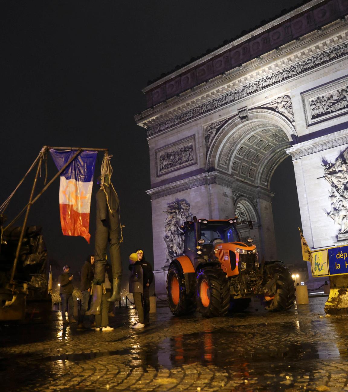 Mehrere Dutzend Landwirte der Coordination Rurale treffen in Paris ein. Mehrere Dutzend Landwirte der Coordination Rurale CR trafen in der Nacht des 8. Januar 2026 in Paris ein und versammelten sich auf dem Place de l'Étoile in der Nähe der Champs-Élysées, um gegen die mögliche Unterzeichnung des Mercosur-Freihandelsabkommens zu protestieren.