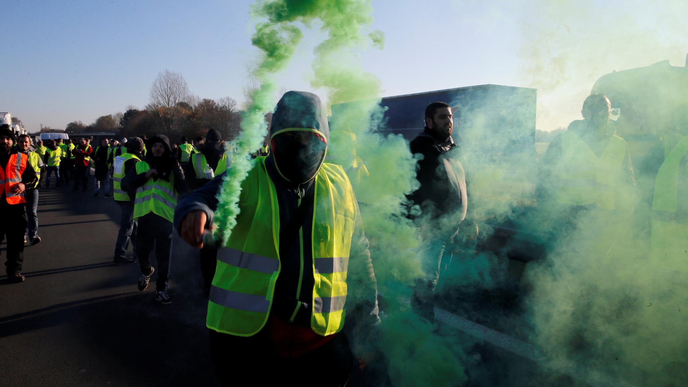 Demonstranten mit gelber Warnweste