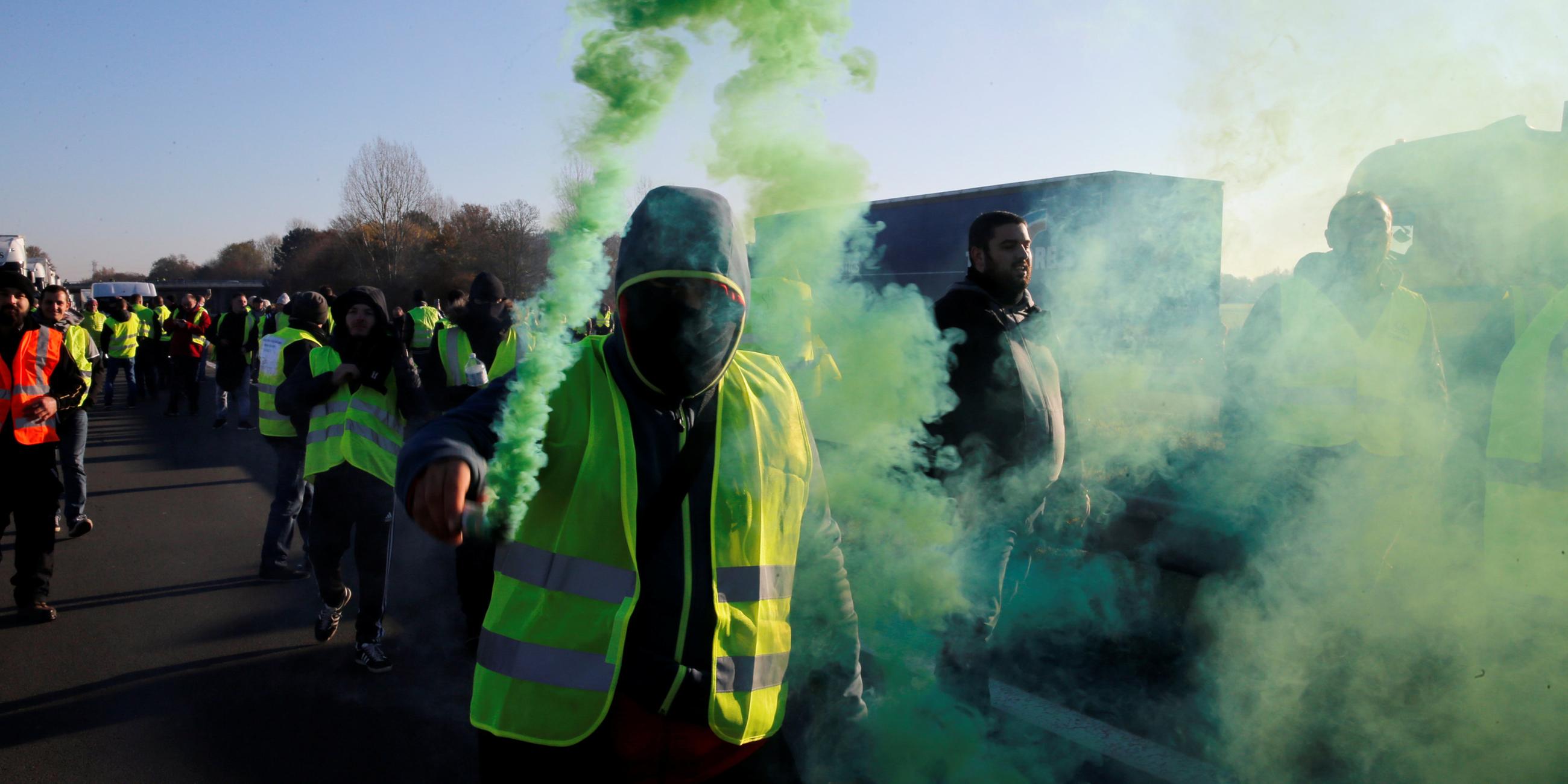Demonstranten mit gelber Warnweste