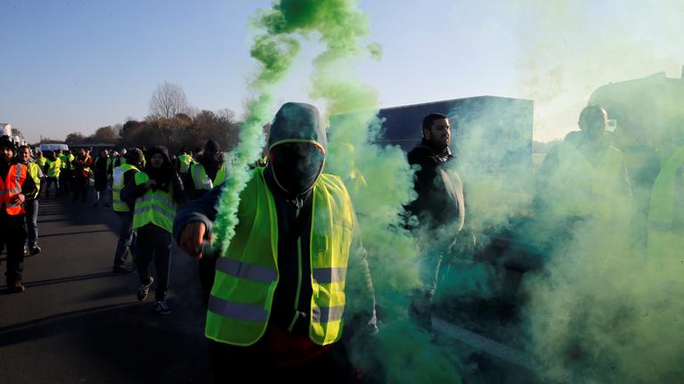 Demonstranten mit gelber Warnweste