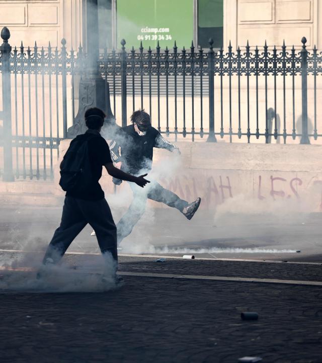 Menschen demonstrieren in Frankreich gegen gestiegene Lebenshaltungskosten am 17.10.2026 in Marseille, Frankreich.