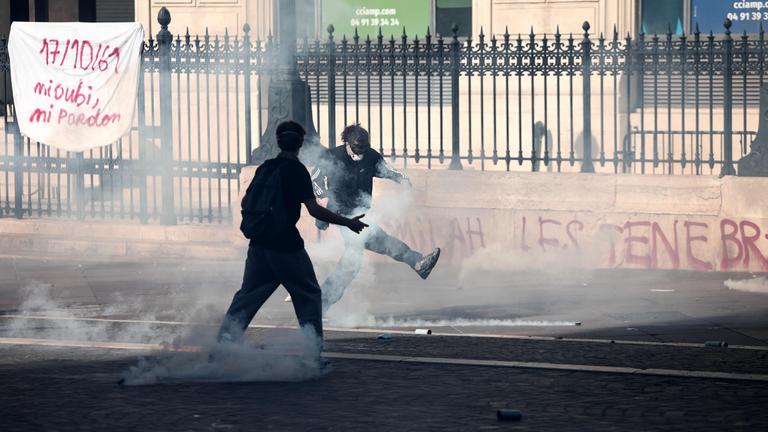 Menschen demonstrieren in Frankreich gegen gestiegene Lebenshaltungskosten am 17.10.2026 in Marseille, Frankreich.