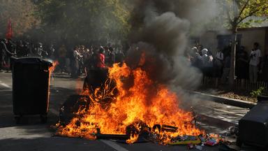 Zusammenstöße zwischen protestierenden Studenten und Bereitschaftspolizei bei Paris. 