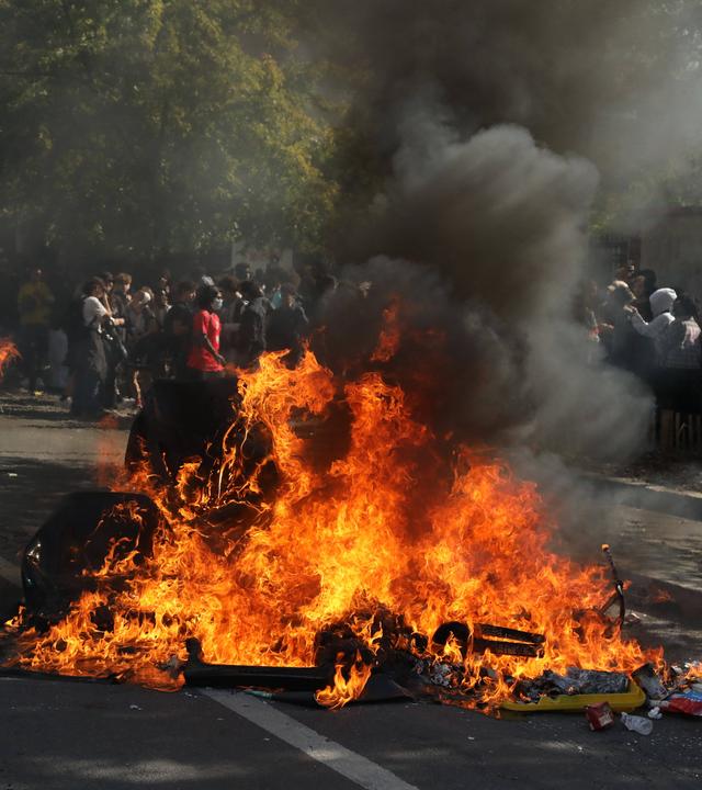Zusammenstöße zwischen protestierenden Studenten und Bereitschaftspolizei bei Paris. 