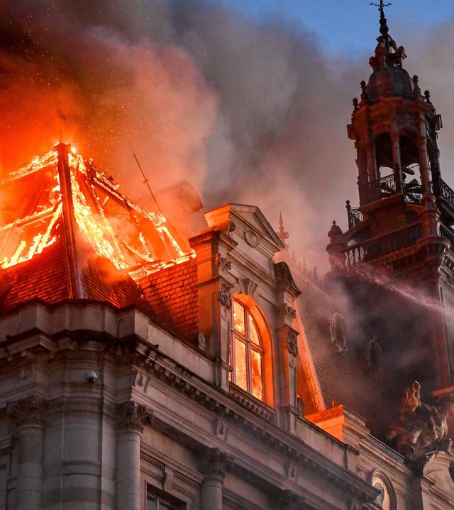 Bei erneuten Protesten in Frankreich steht das denkmalgeschützte Rathaus von Limoges in Flammen. Randalierer setzten es in Brand.