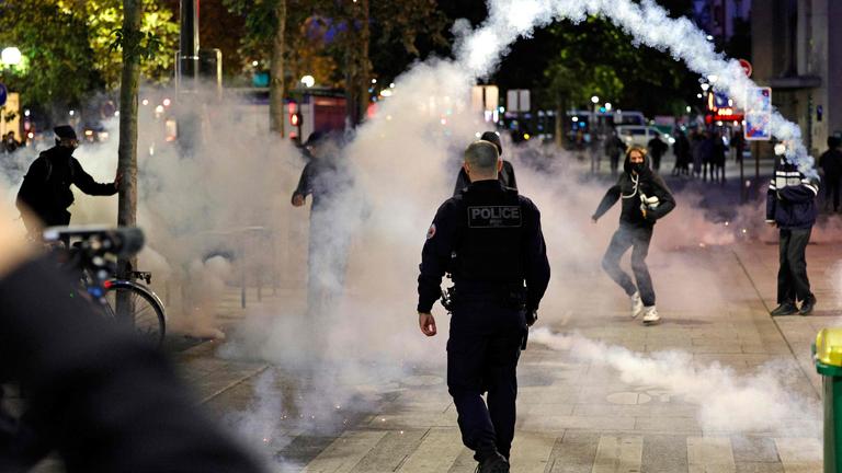 Polizisten und Demonstranten stehen sich mit Wasserwerfern gegenüber