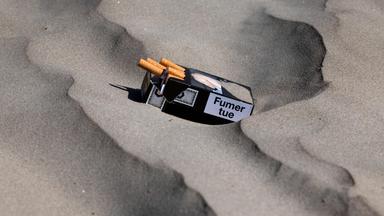 Schachtel Zigaretten an einem Strand in Saint-Nic, Westfrankreich