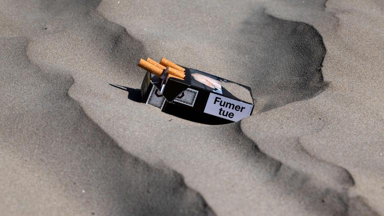 Schachtel Zigaretten an einem Strand in Saint-Nic, Westfrankreich